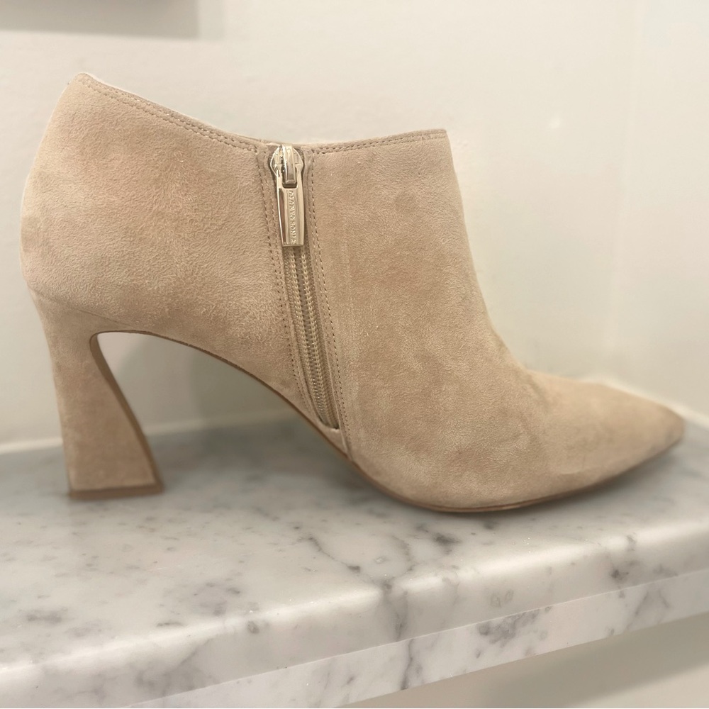 VINCE CAMUTO Temindal Pointed Toe Sculpted Heel Zip-Up Leather Booties